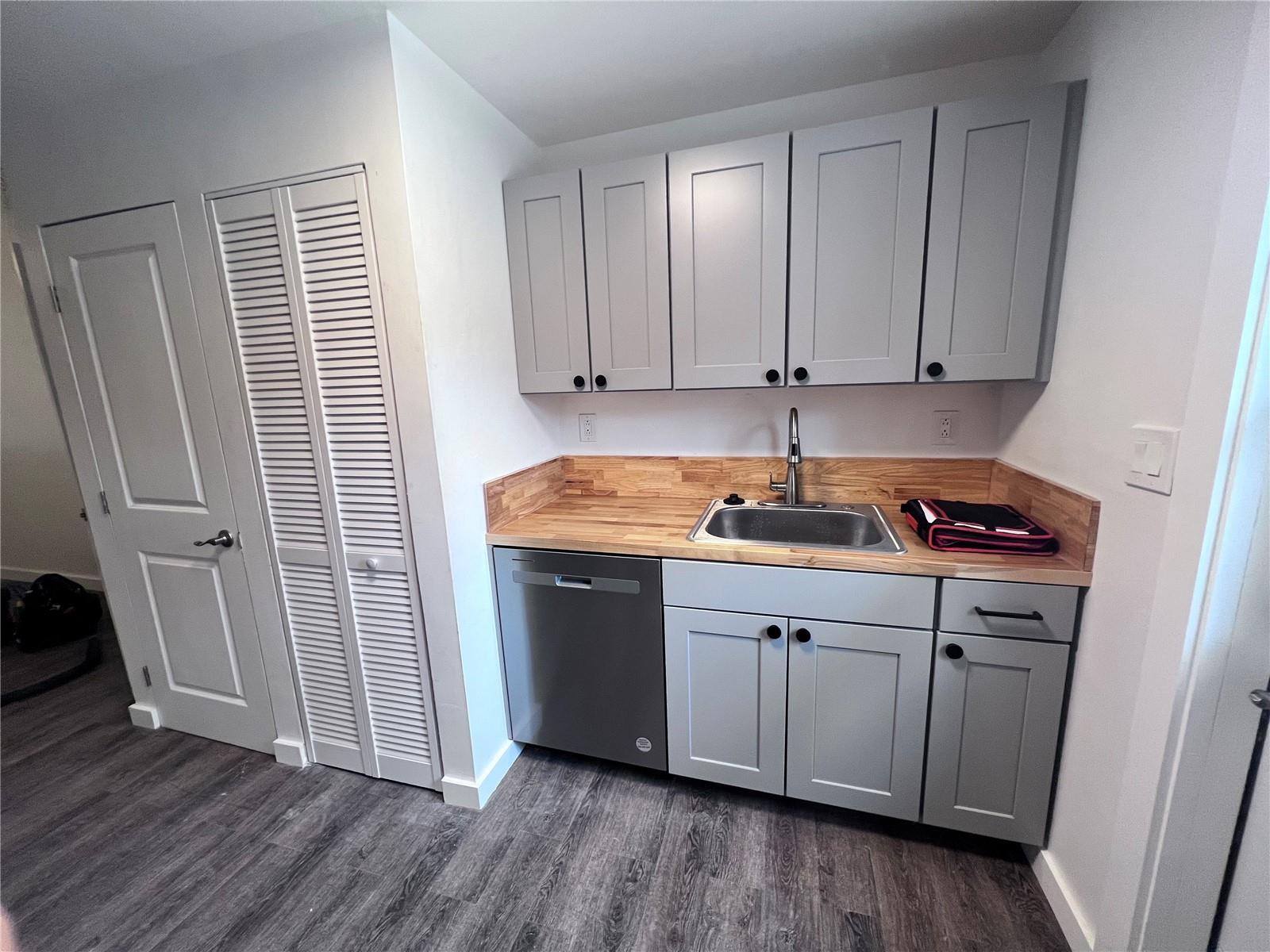 Cute 2 bedrooms 1 bath apartment with parking close to UF. property image