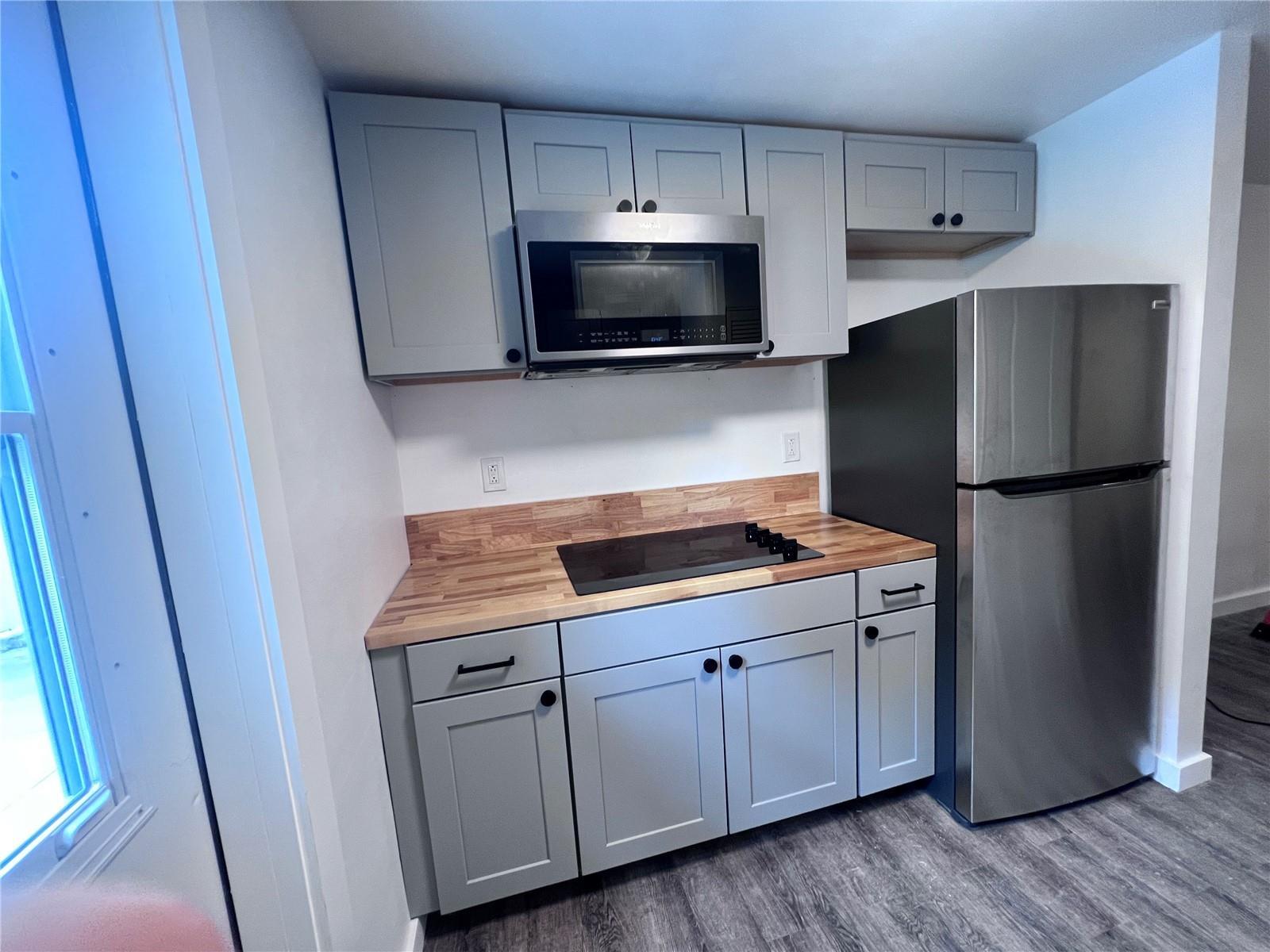 Cute 2 bedrooms 1 bath apartment with parking close to UF. property image