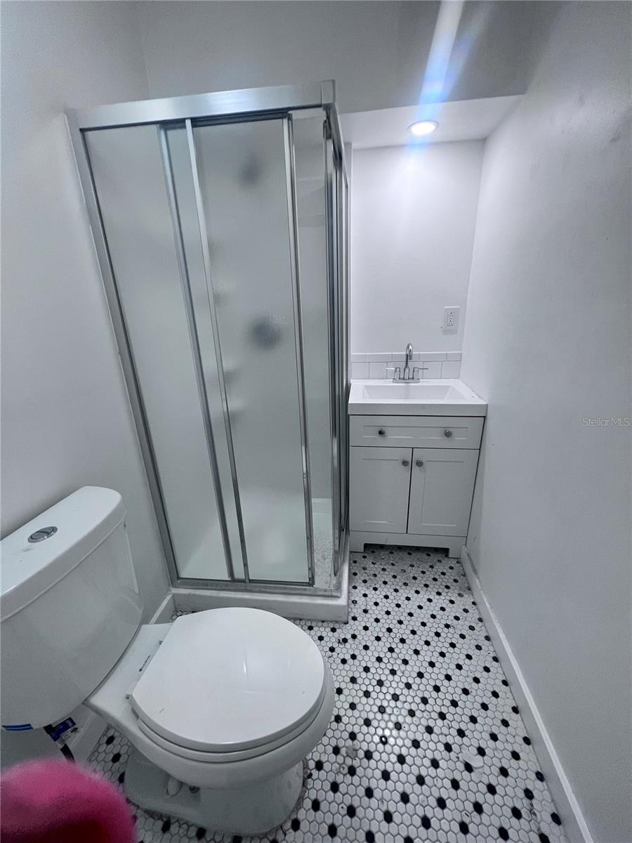 Cute 2 bedrooms 1 bath apartment with parking close to UF. property image