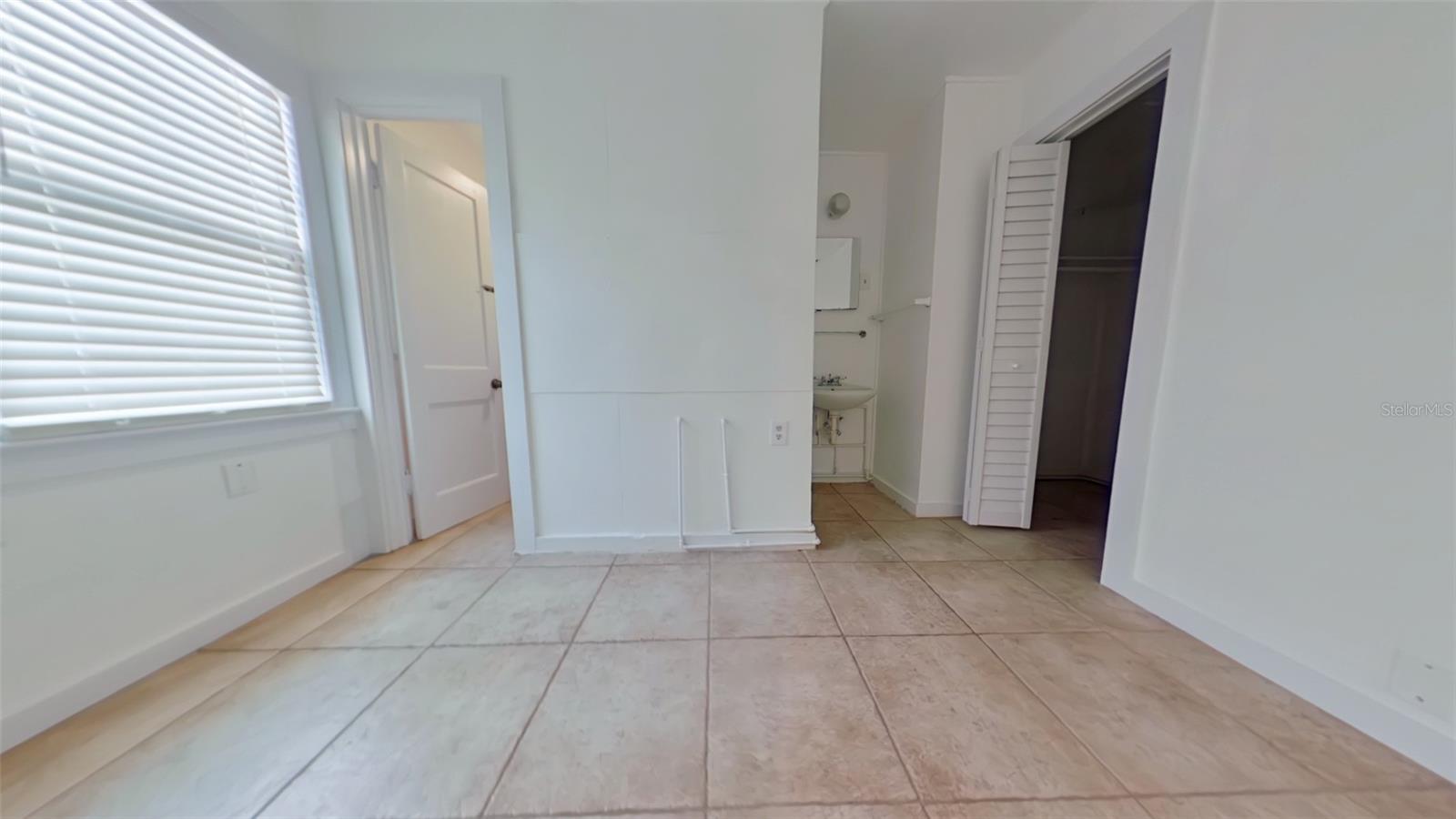 327 NW 15th Ter, Gainesville, FL 32603 one bedroom one bath 800 sq ft for rent property image