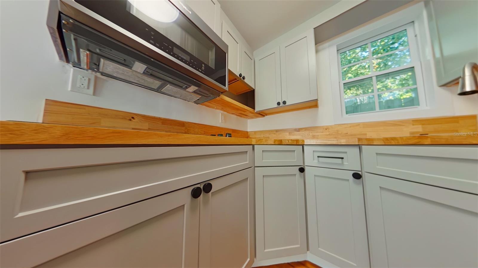 327 NW 15th Ter, Gainesville, FL 32603 one bedroom one bath 800 sq ft for rent property image