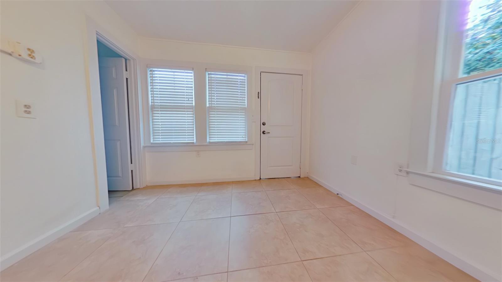 327 NW 15th Ter, Gainesville, FL 32603 one bedroom one bath 800 sq ft for rent property image