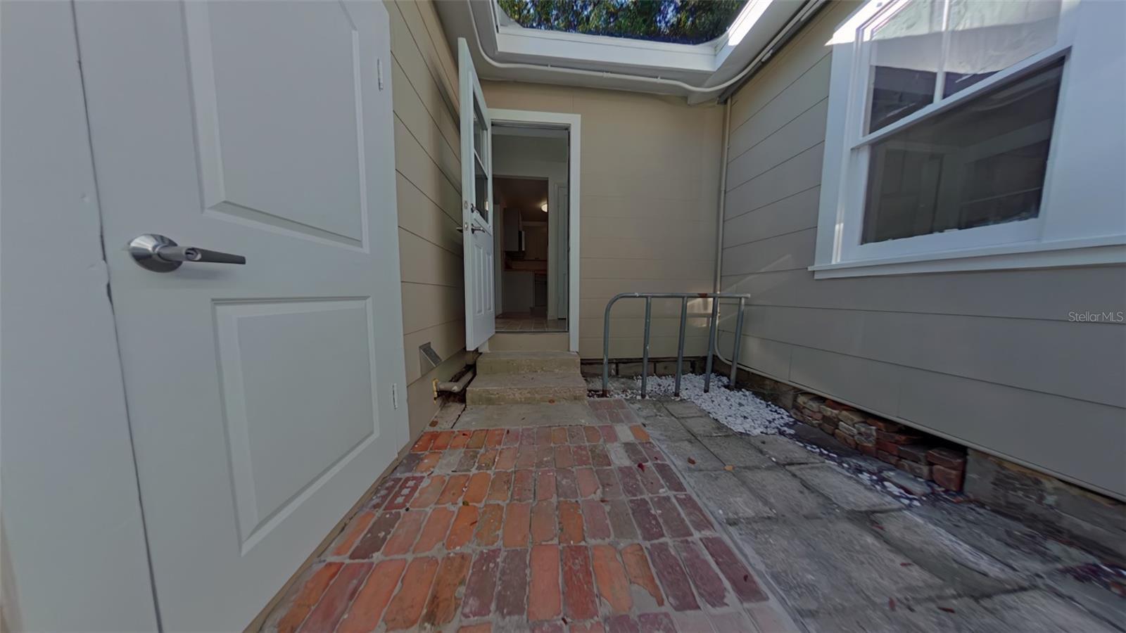 327 NW 15th Ter, Gainesville, FL 32603 one bedroom one bath 800 sq ft for rent property image