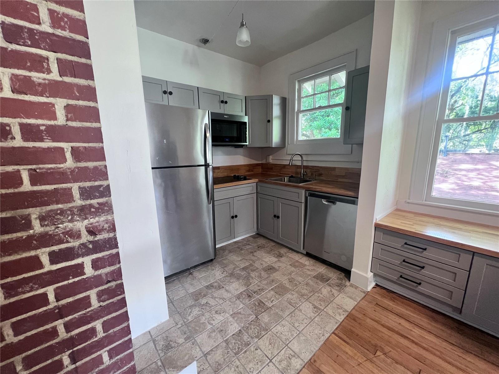 204 NW 3rd St, Gainesville, FL 32601 4 bedroom 2 bath 1420 sq. ft.  for rent property image