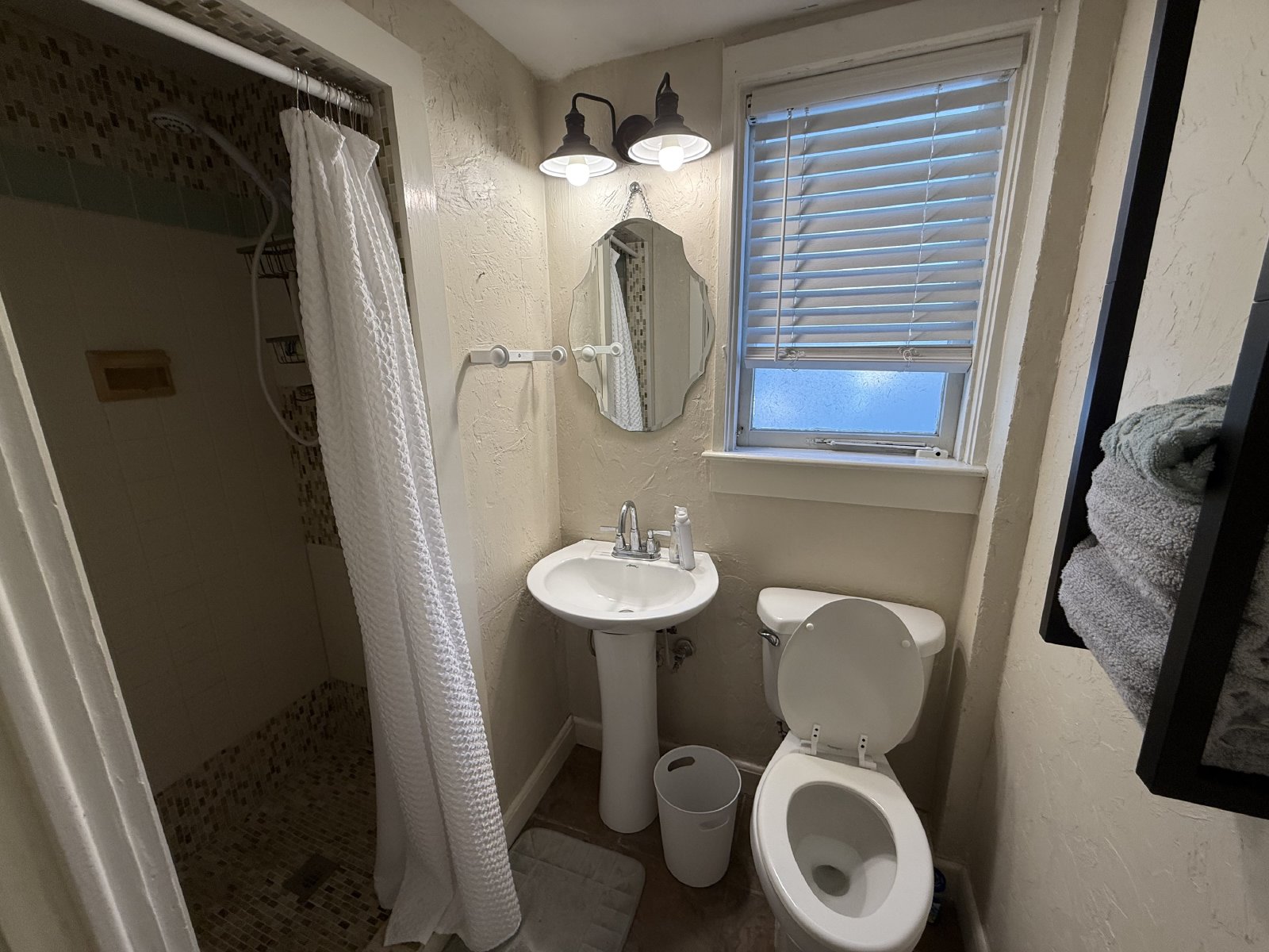 824 East University Avenue - B property image